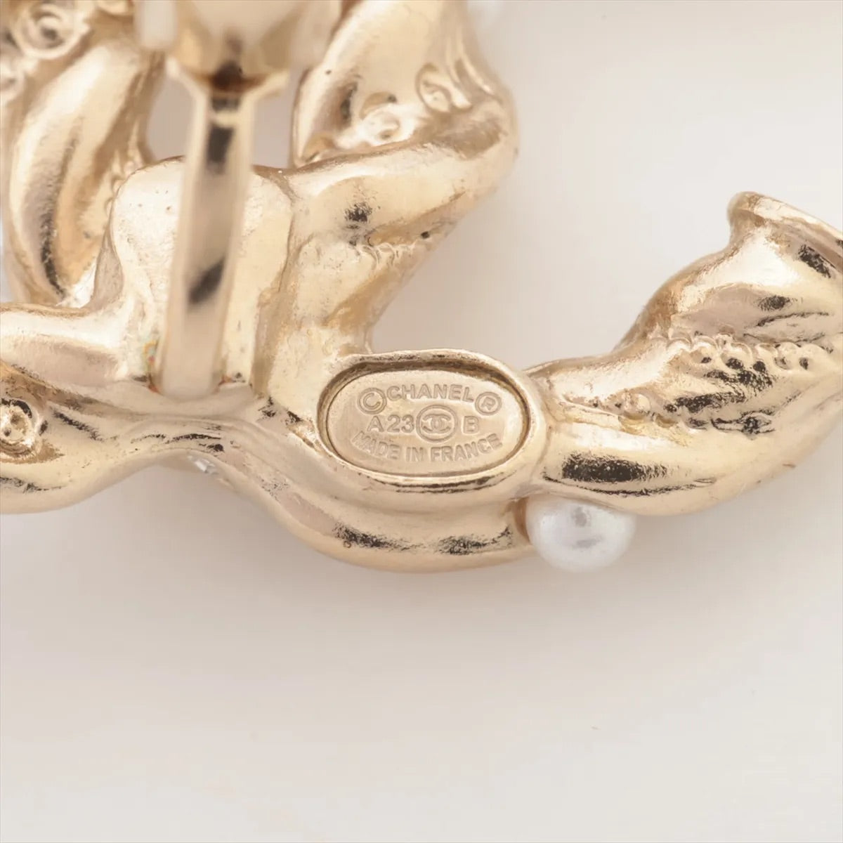 Chanel 2023 Pearl & Crystal CC Clip-On Earrings – Gold Tone (Editor's Pick)
