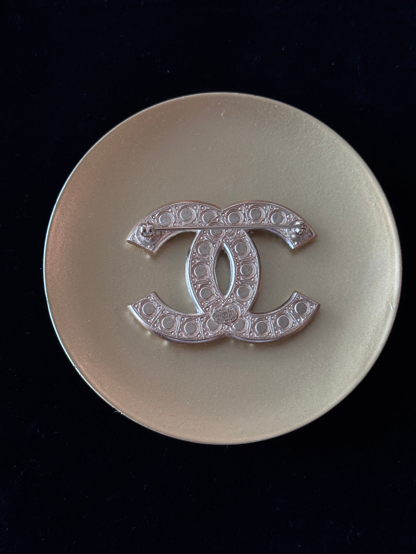 CHANEL 2017 Classic Pearl CC Brooch – Gold-Tone with Pearls