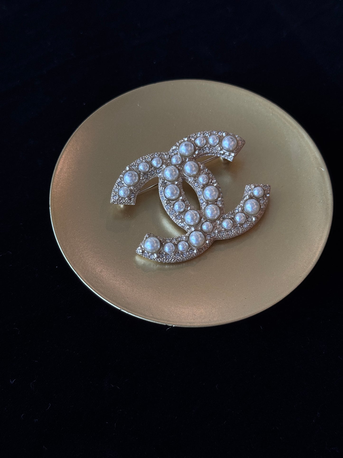 CHANEL 2017 Classic Pearl CC Brooch – Gold-Tone with Pearls