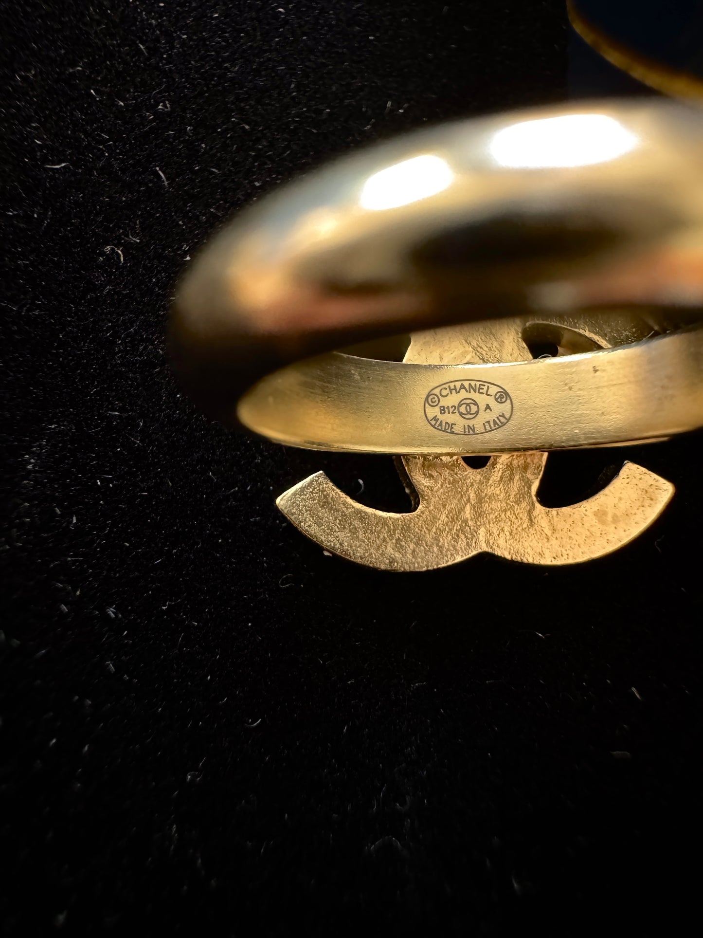 Vintage Chanel 2012 Black CC Ring – Gold Tone
