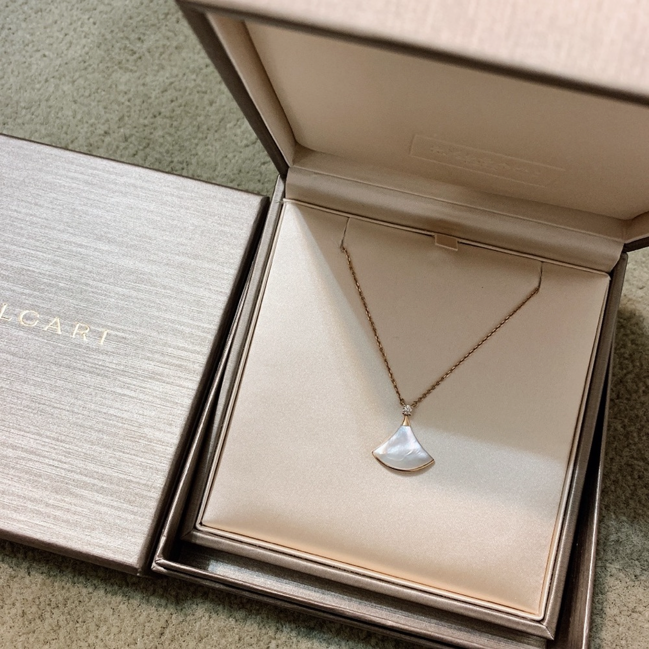 BVLGARI Divas' Dream 18K Rose Gold, Mother-Of-Pearl &
Diamond Pendant Necklace (Large)