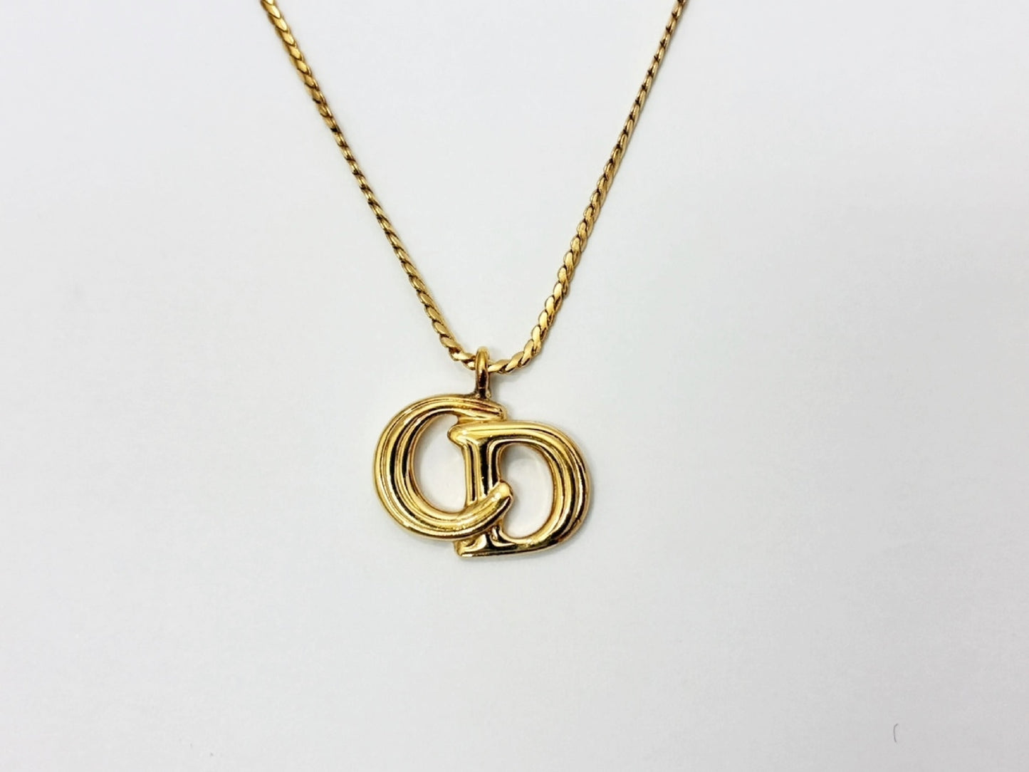 Vintage Dior Classic Large Ribbed CD Logo Necklace – Gold Tone