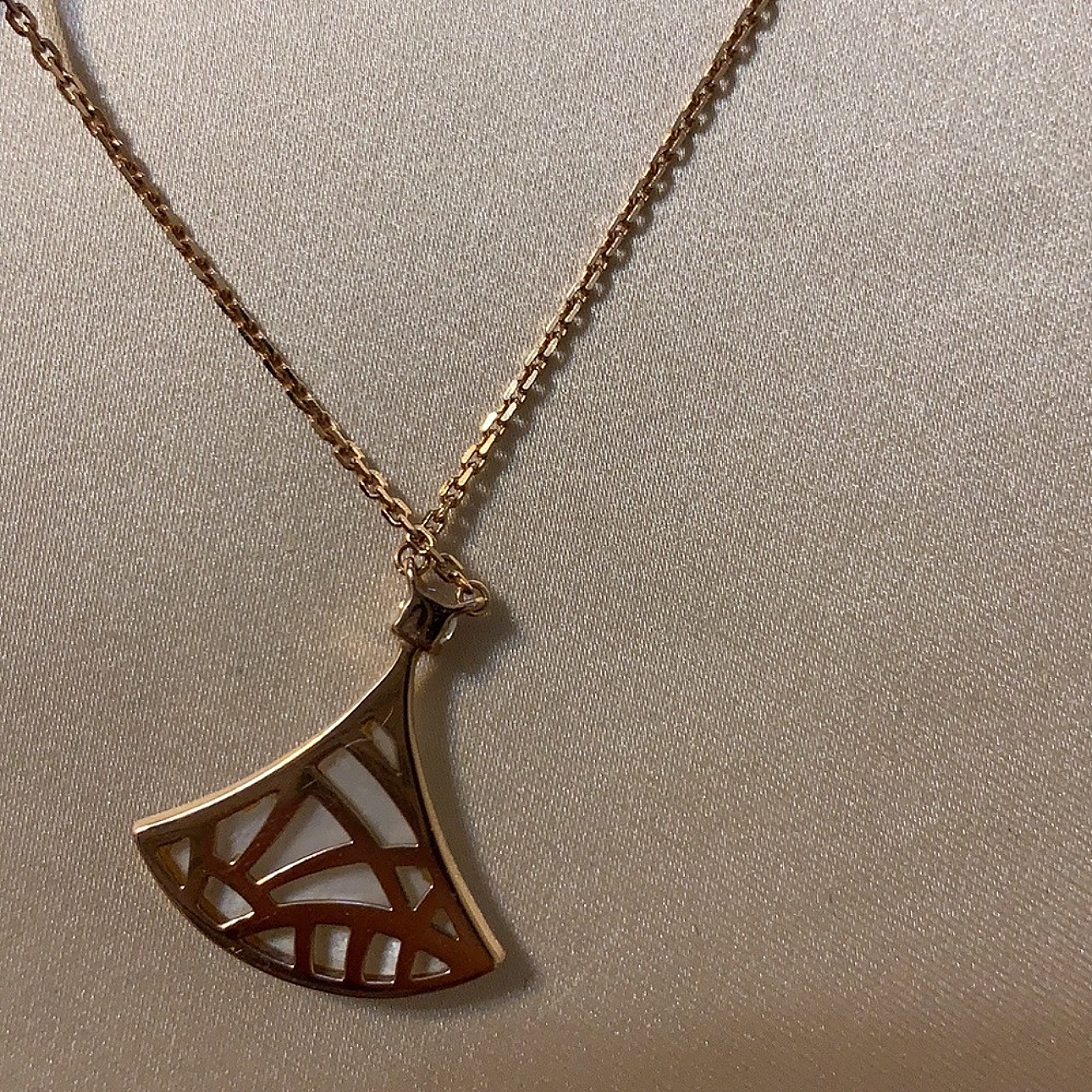 BVLGARI Divas' Dream 18K Rose Gold, Mother-Of-Pearl &
Diamond Pendant Necklace (Large)