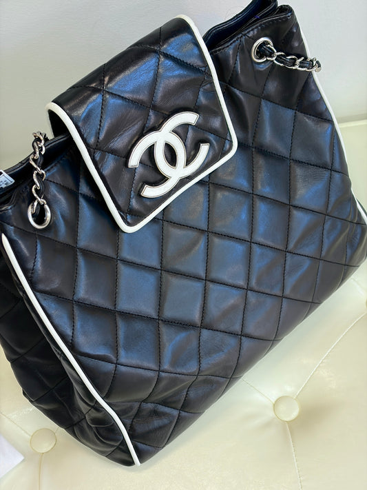 Chanel Black and White Lambskin 2010s Leather Shoulder Bag