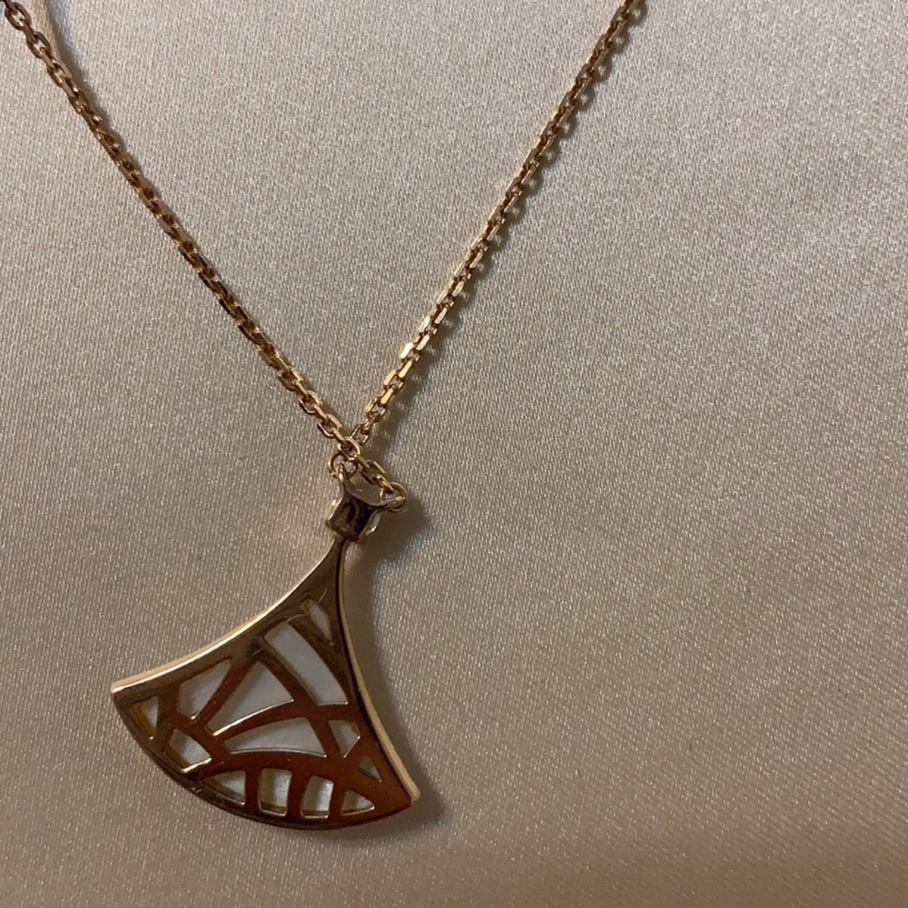 BVLGARI Divas' Dream 18K Rose Gold, Mother-Of-Pearl &
Diamond Pendant Necklace (Large)