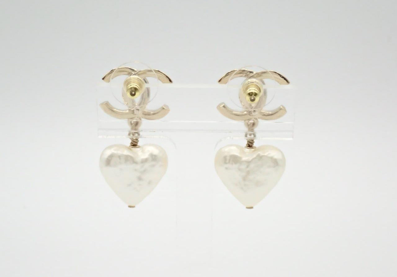 Chanel 2024 “Pearl Heart CC Drop” Gold-Tone Dangle Earrings